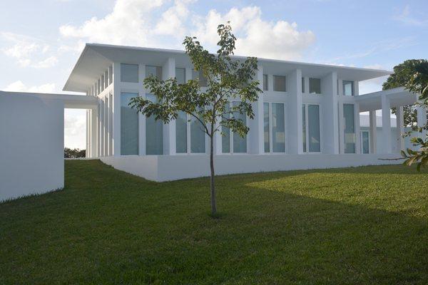 Contemporary Bahamian pavilion, lift-and-slide doors