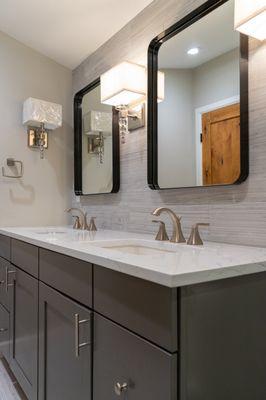 Modern vanity matching with the modern metal mirrors.