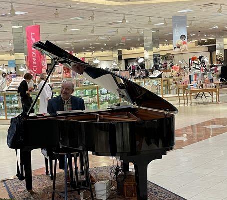 Live piano music to soothe any shopper