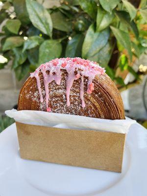 Croissant wheel - strawberry - flaky and not overly sweet