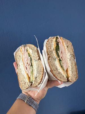 Turkey sandwich on multigrain bagel