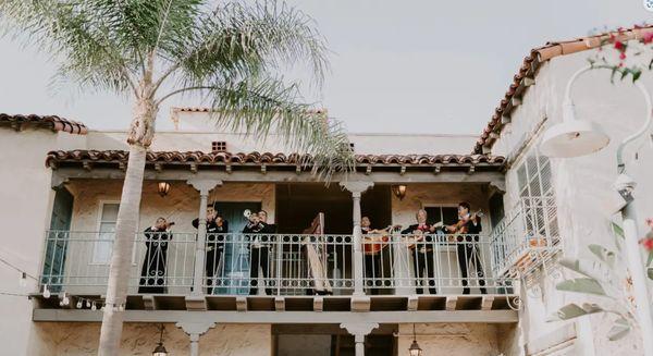 SUNDAY BRUNCH LIVE MARIACHI!