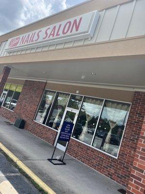 Shitty nail salon