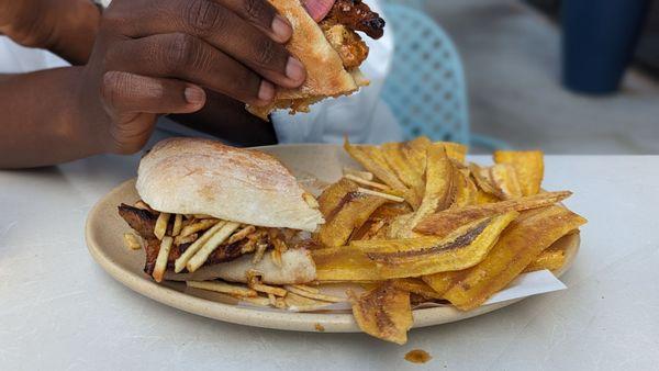 Chicken sandwich w/ plantain chips