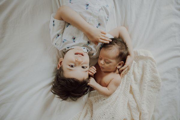 Newborn session in home with sibling