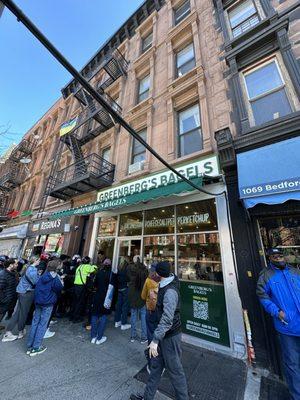 Line went fast & took a total of maybe 18-20min total from start to finish to receive bagel.