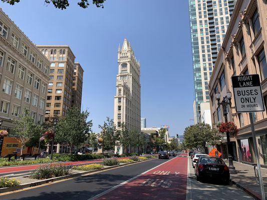 Oakland CA USA : Broadway et bus station avec couleur