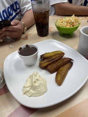 Plátanos con frijoles y crema.