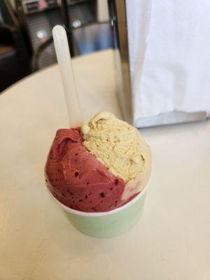 Bambino in a cup (blackberry & pistachio)