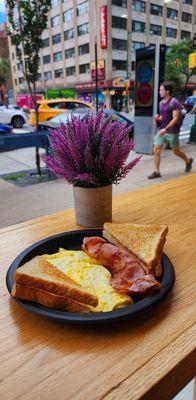 Scrambled eggs, ham & toast!