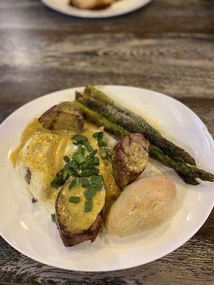 Pork medallions with honey mustard sauce, garlic mashed potatoes and asparagus