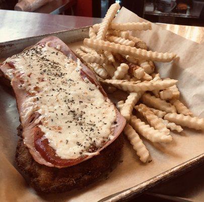 Breaded Steak Sandwich with Ham, Marinara Sauce & Mozzarella Cheese with Fries / Milanesa a la Napolitana con Papas Fritas