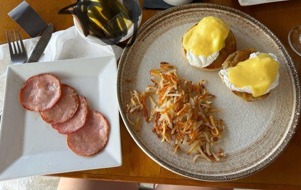 Bland Eggs Benedict with ham and hashbrowns