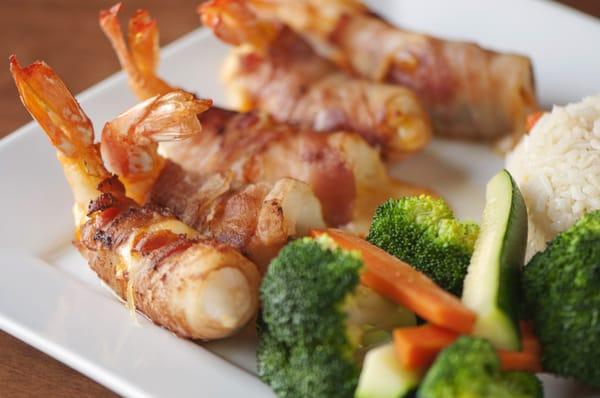 Camarones Laredo
Jumbo Shrimps stuffed with cheese and jalapeños wrapped in bacon, served with rice and steamed vegetables