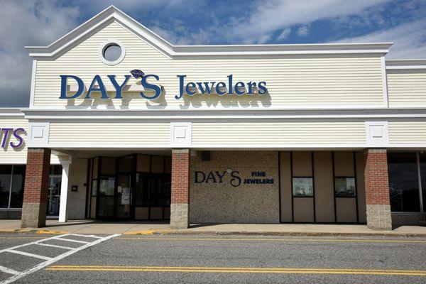 Day's Jewelers in Auburn, Maine offers free jewelry cleaning and inspection, custom design, jewelry repairs, watch repairs, engraving & more