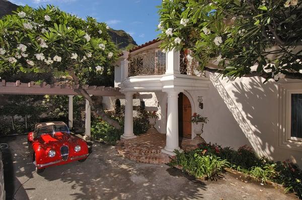 Diamond Head Villa, Entry