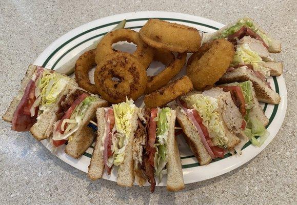 Club sandwich with onion rings