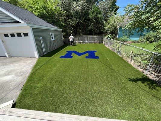 We design Logo's in many different colors of Artificial Turf