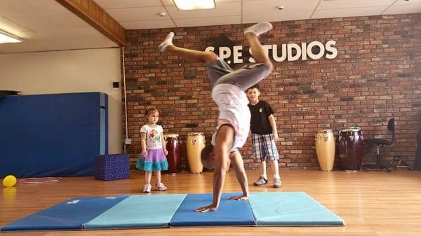 teaching kids how to do Handstands on mats