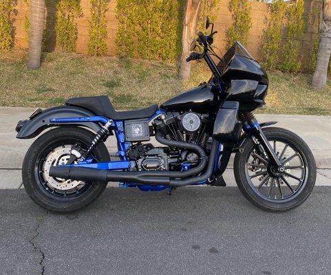 2003 dyna super glide 

Rwd fairing 

Built motor performance heads S&s cams

Lots of paint and powder coating