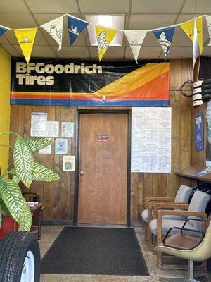 I love the 80's vibe! The wood wall and door, the orange/yellow color scheme, the chairs, even the darn plant! Amazing!