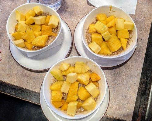 Sweet sticky rice with mango