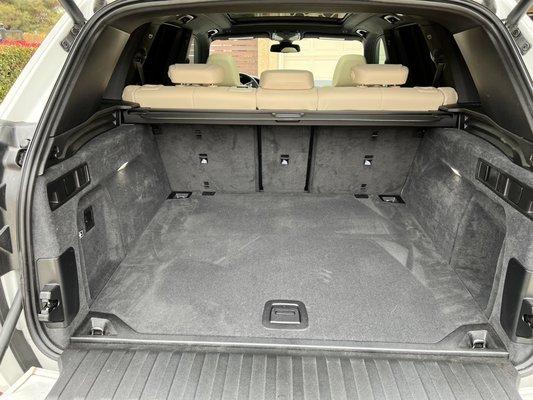 Showing the trunk with floor closed, hiding the subs.