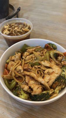 Chicken in garlic sauce combo with lo mein Hot and sour soup