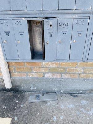 Three weeks with the broken mailbox and nobody fixes it, it was already reported 3 weeks ago and nobody does anything