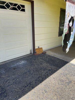 Garage & sign saying DELIVERIES TO FRONT DOOR with arrows pointing right to door