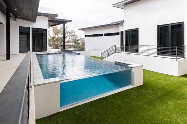 The acrylic wall provides a glimpse into the relaxing pool from afar