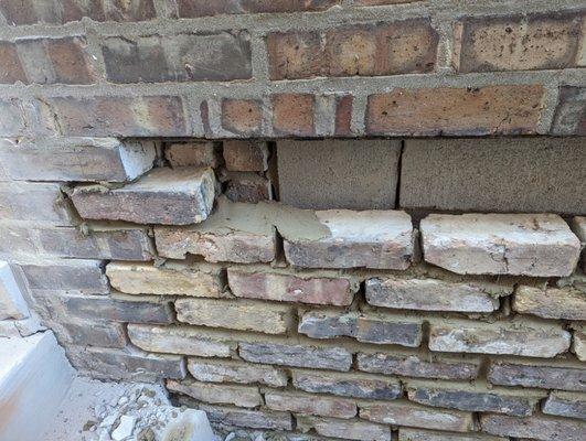 Toothed-in bricking up of opening (exterior)