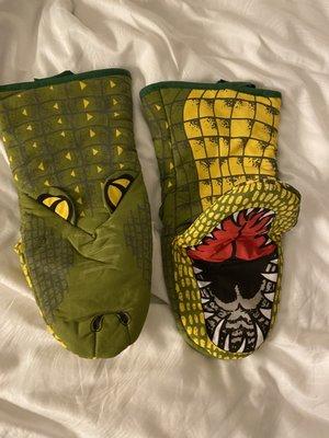 Super cool kitchen mittens