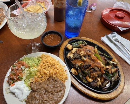 Lime margarita on rocks & Fajita Texan plate.