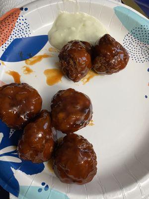 Boneless bites w/ honey hot sauce. They didn't give blue cheese