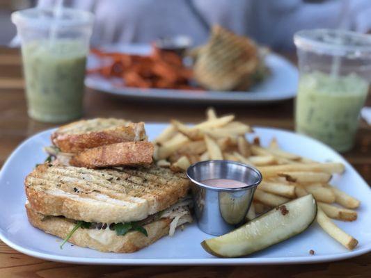 Pavo press sandwich with homemade pickle, and fry sauce