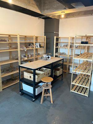 Shelves for members and wedging area.