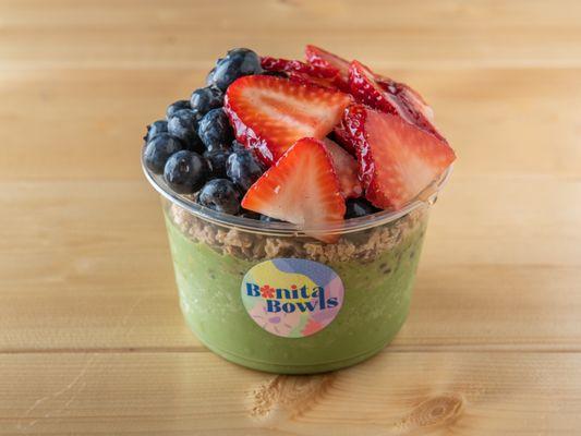 PURA VIDA - GREEN BASE TOPPED WITH GRANOLA, STRAWBERRY, BLUEBERRY,
& HONEY.