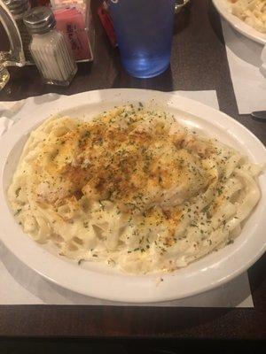 Fettuccini alfredo, really great sauce. And huge portion!!!!