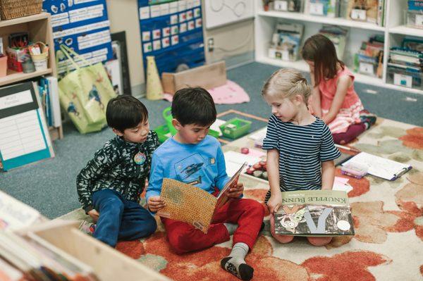 Reading together with kindergarten friends.