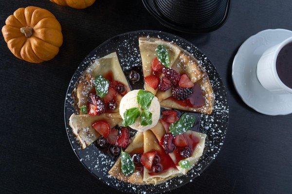 Crapes with vanilla ice cream and berries