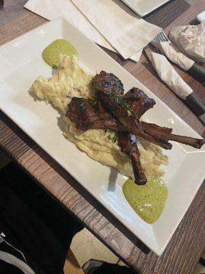 Lamb chops with mashed potatoes