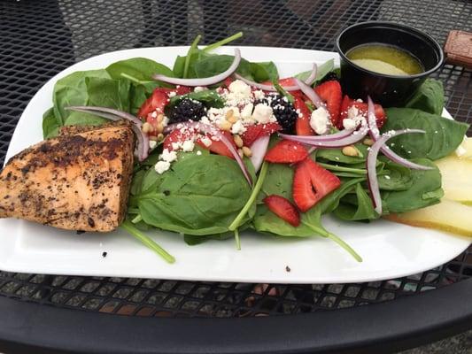 Spinach and berry salad with salmon