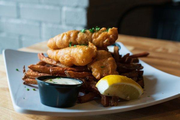 'D RATHER BEER
FISHING & CHIPS: Lager battered cod, hand-cut french fries, & malt vinegar aioli.