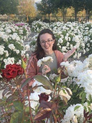 A beautiful woman and white roses