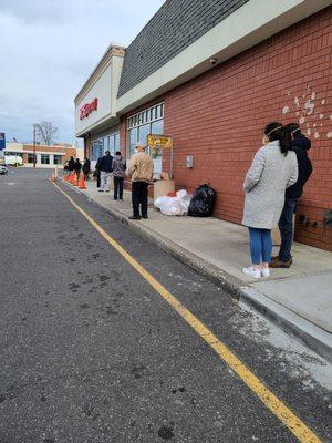 04/02/2020 - Waiting to get in.  The couple In the back here doubled the 6 feet social-distancing spacing requirements.