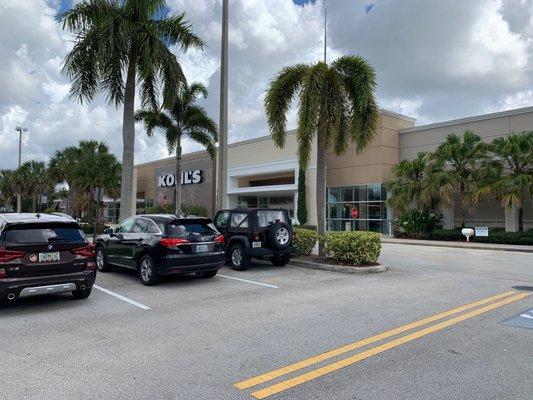 Kohl's entrance and parking lot.