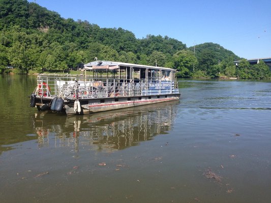 40' Pontoon boat with both sun and shade!