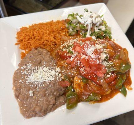 Huevos rancheros con salsa roja