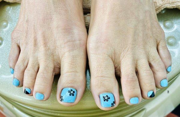 Spa pedicure w/ designs